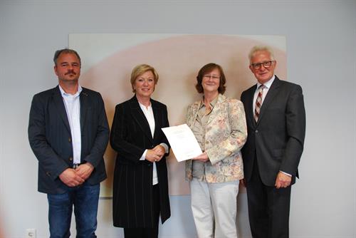 Prof. Dr. Edeltraud Vomberg (2. v. re.) mit Staatssekretärin Annette Storsberg sowie dem Hochschulratsvorsitzenden Herbert K. Meyer (re.) und dem Senatsvorsitzenden Jörg Balcke-O’Neill.  Foto: Milena Ramin - MKW